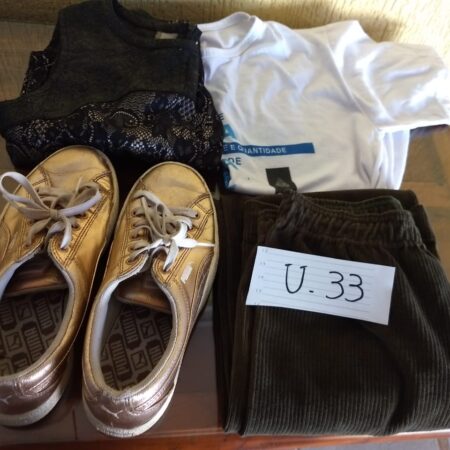 U-33: FEMININO: tênis dourado (nº 37); calça comprida de veludo; vestido de renda; camisa de malha (manga curta)