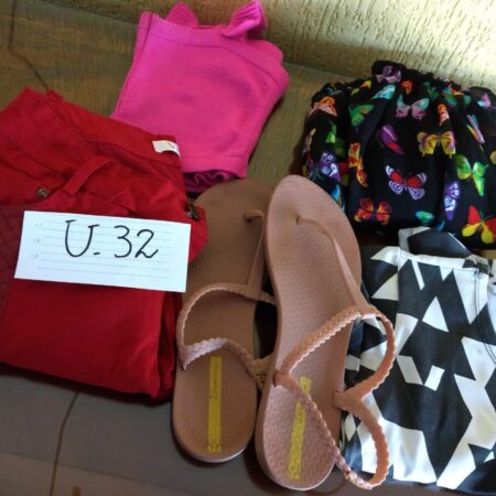 U-32: FEMININO: calça comprida em brim com detalhes em courino; vestido em malha fria; saia em tecido; mini-blusa de linha; sapato rasteirinha (nº 37)