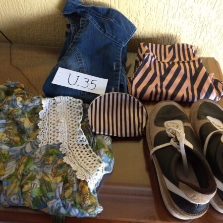 U-35: FEMININO: calça comprida (lycra); tênis (nº 36); vestido jeans; blusa em tecido floral; carteira