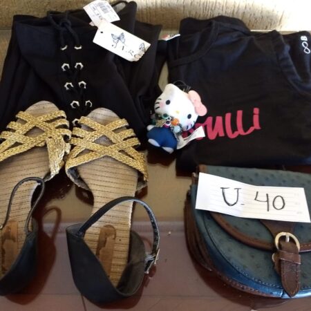 U-40: FEMININO: pulseira de contas; chaveiro Hello Kitty; calça comprida em tecido; blusa de malha (manga curta); sandália rasteirinha (nº 37); bolsa de couro com alça