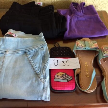 U-39: FEMININO: sandália floral (nº 35); calça comprida jeans; calça comprida em tecido; camiseta de malha; porta-celular em tecido