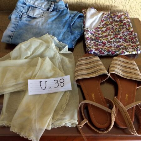 U-38: FEMININO: sandália rasteirinha (nº 37); calça comprida jeans; camiseta floral com mini-casaco de seda