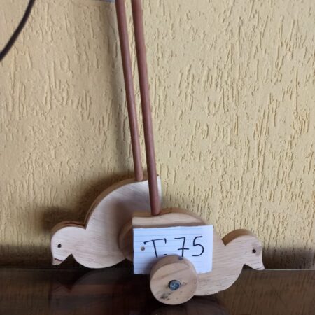 T-75: patinho em madeira com rodas e pau condutor (para empurrar)