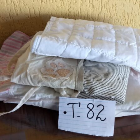 T-82: UNISSEX: 1 travesseiro de berço com 2 fronhas; 1 acolchoado para trocar fraldas; capa de protetor de berço
