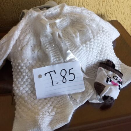 T-85: MASCULINO (RN): 2 body (manga curta/comprida); 2 casacos de malha; 1 calça comprida com pezinho; 1 agasalho de lã (em tricô); 1 par de meias