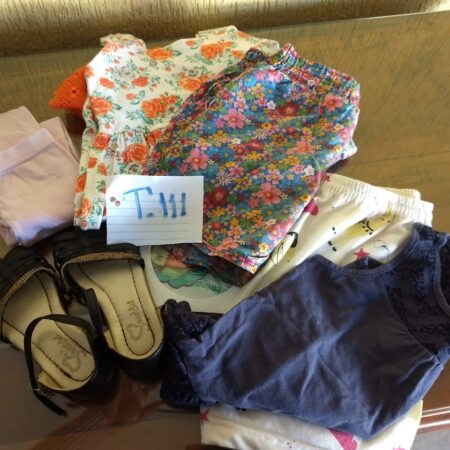 T-111: FEMININO: pijama (verão); vestido em malha ; meia-calça; sandália de couro (nº 24); CD (MTS)