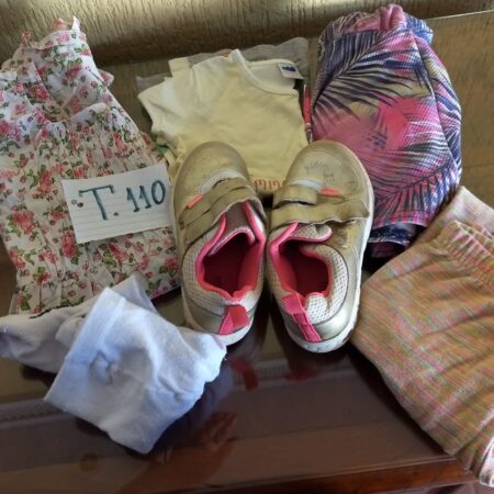 T-110: FEMININO: vestido em tecido floral (verão); saia; meia-calça; tênis (nº 29)