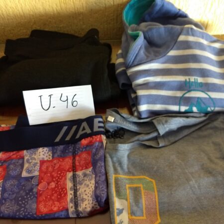 U-46: MASCULINO: camisa de malha ; moleton com capuz; calça ; 1 cueca