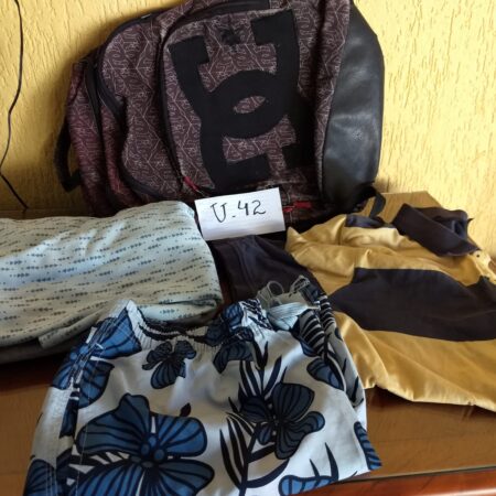 U-42: MASCULINO: mochila (42 cm X 35 cm); camisa Polo; bermuda ; pijama