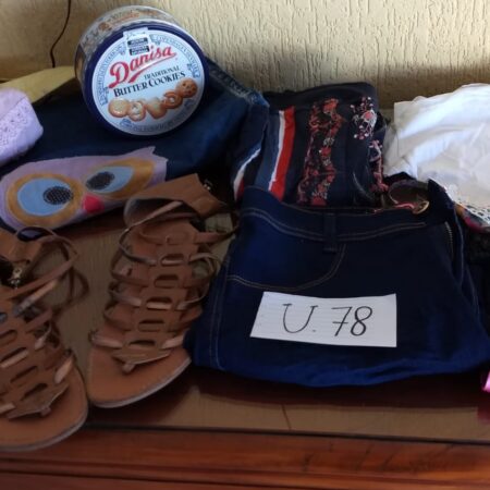 U-78: sacola jeans para compras; caixinha de lata; sandália de couro (nº 40);
