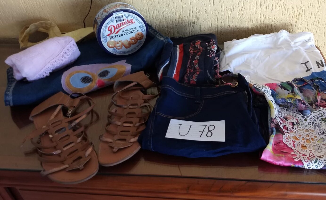 U-78: sacola jeans para compras; caixinha de lata; sandália de couro (nº 40);