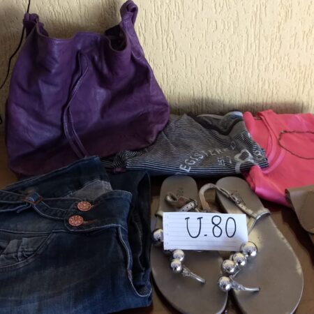 U-80: calça comprida jeans; 1 cinto; sandália (nº 39); bolsa de couro