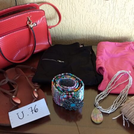 U-76: echarpe; camisa de malha (manga curta); rasteirinha (nº 41/42); bolsa em couro