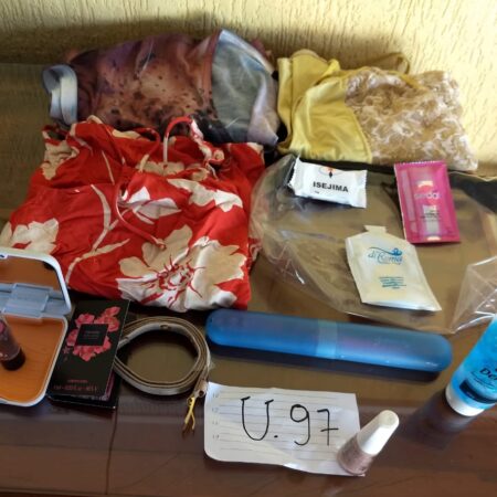 U-97: kit higiene (escova de dente/gel dental/ minis shampoo,condicionador, sabonete, perfume); 1 cinto; esmalte; camiseta em tecido floral; body;