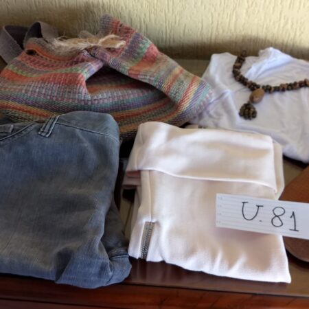 U-81: blusa tomara que caia; mochila; rasteirinha (nº 40); bermuda jeans