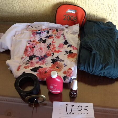 U-95: esmalte; condicionador capilar; necessarie