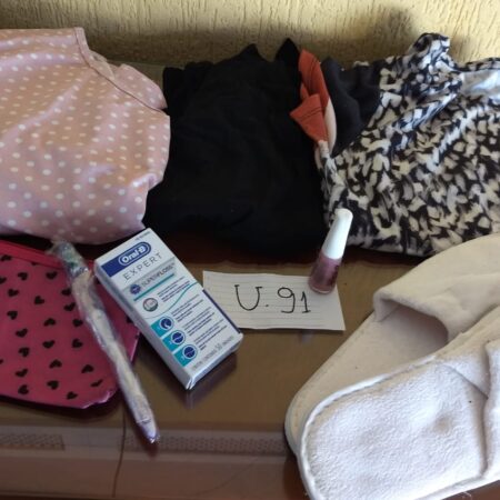 U-91: chinelo acolchoado (nº 40); kit higiene bucal; esmalte; camisola;