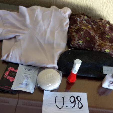 U-98: kit higiene (minis shampoo,condicionador, perfume)/sabonete); esmalte; 2 blusas de malha fria (manga curta) G