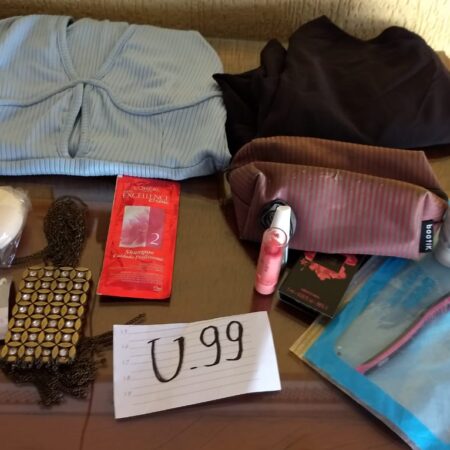U-99: kit higiene/beleza (sabonete/shampoo (2 em 1)/ mini perfume/ batom/esmalte/escova de dente/creme dental); colant (tipo body)