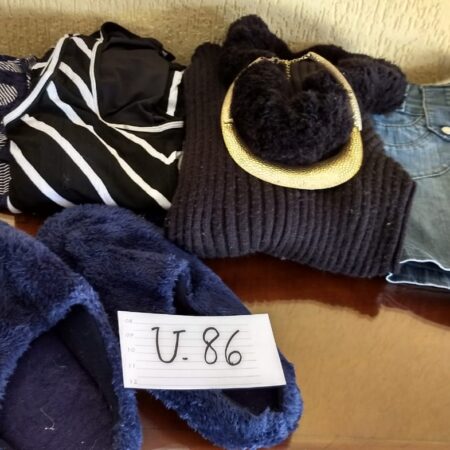 U-86: blusa (inverno); chinelo acolchoado (nº 40); vestido de malha (verão); short jeans; blusa (manga curta);