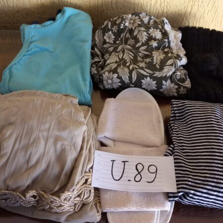 U-89: vestido de festa; casaquinho aberto de malha; chinelo acolchoado (nº 38);